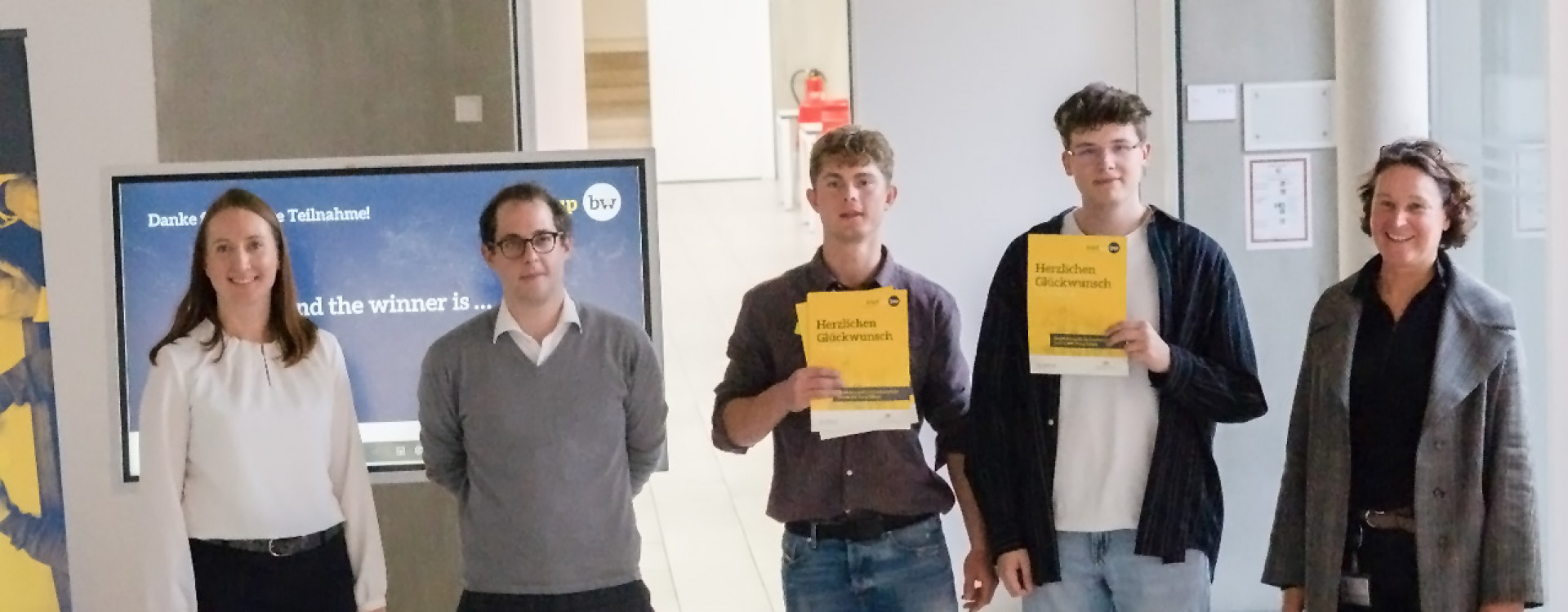 Fünf Personen bei Siegerehrung