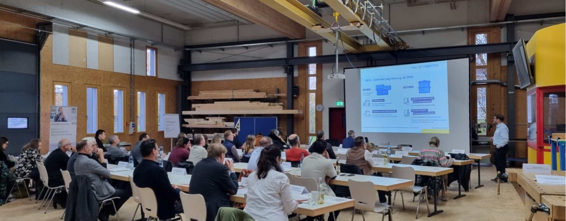 Viele Personen bei Vortrag