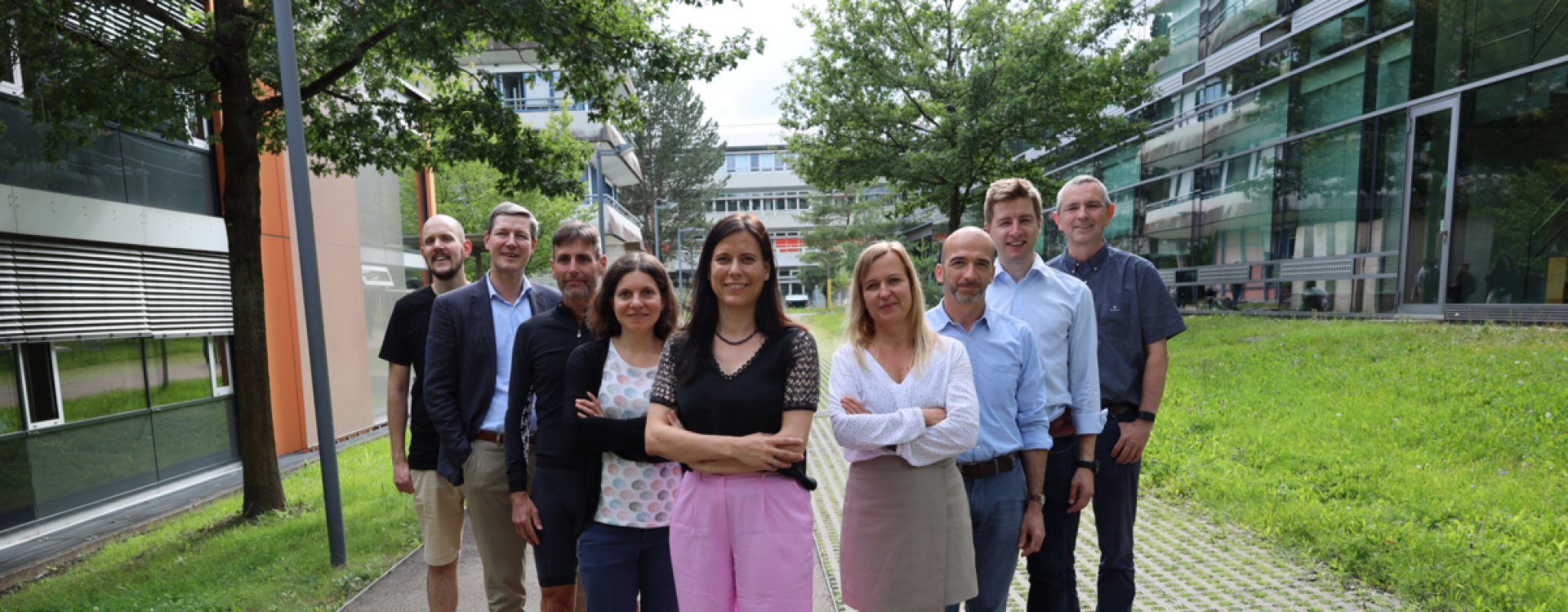 Personen stehen draußen für ein Gruppenfoto