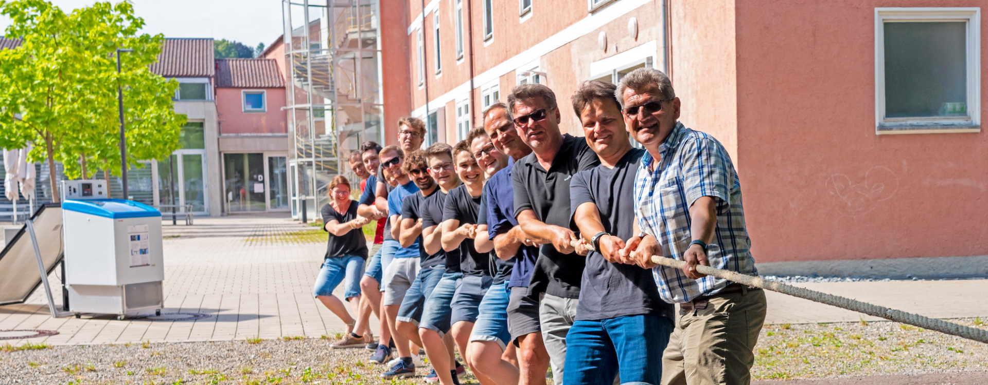 Personen beim Tauziehen