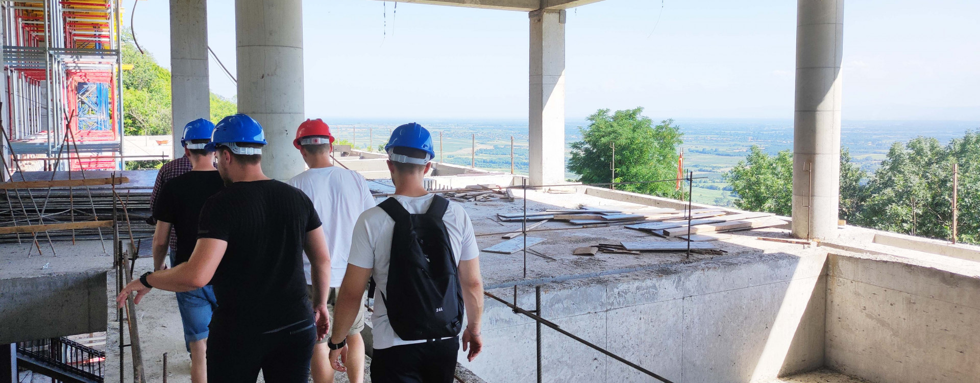 Menschen auf einer Baustelle mit Bauhelmen