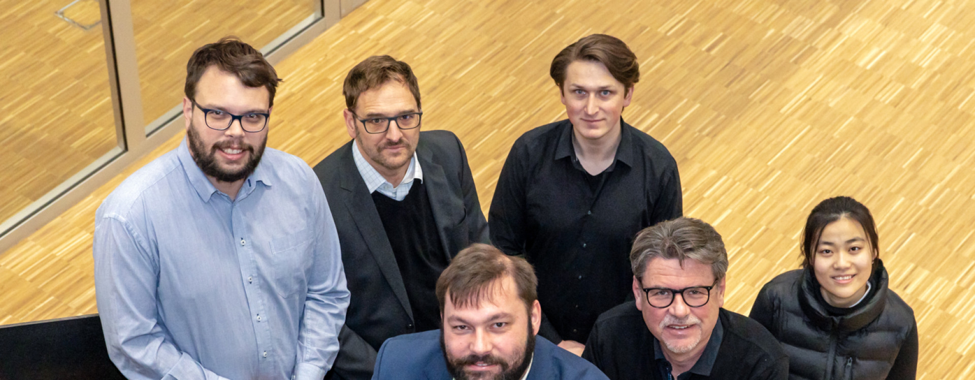 Sechs Personen stehen auf einer Treppe