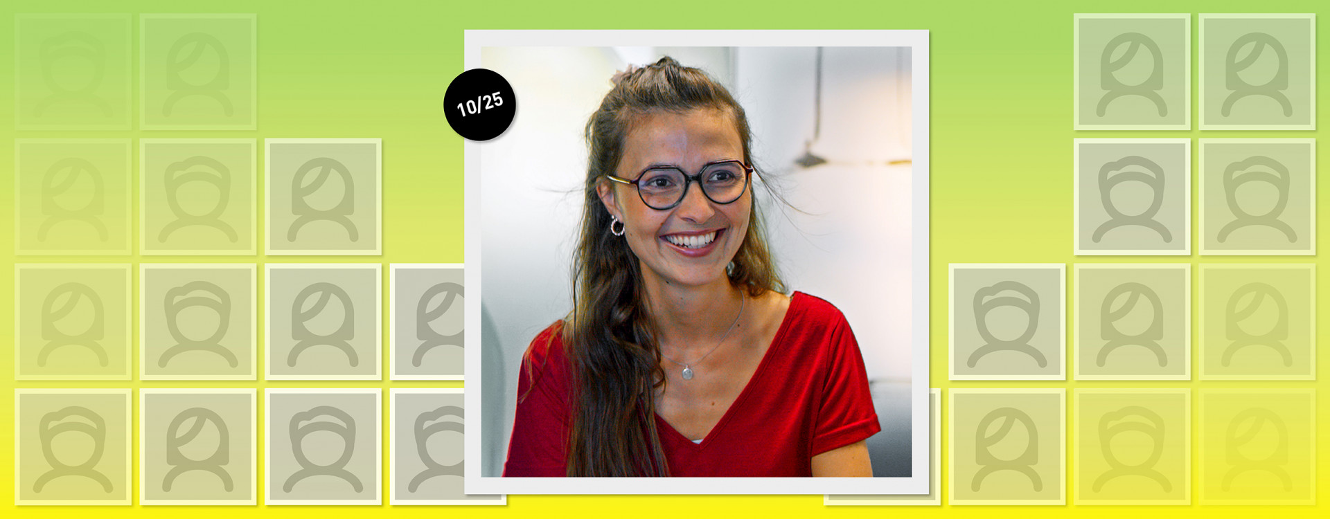 Frau im Porträt vor grün-gelbem Hintergrund