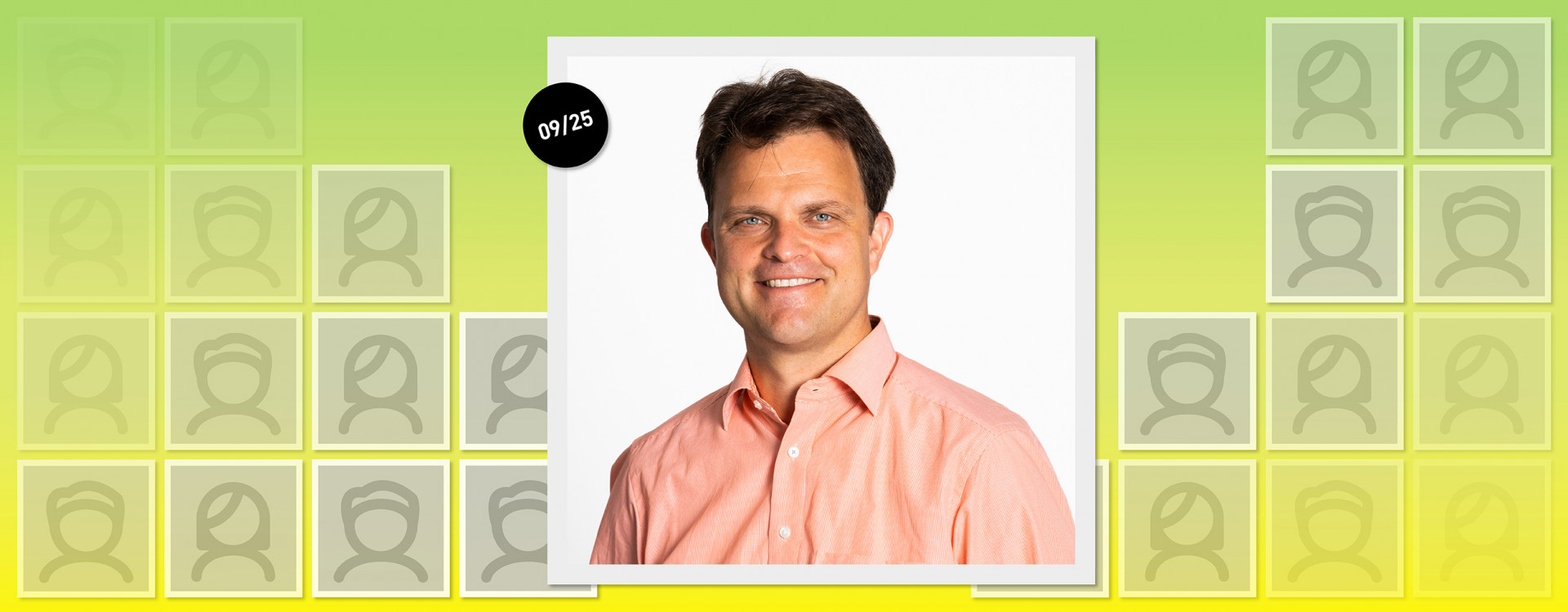 Mann im Porträt vor grün-gelbem Hintergrund