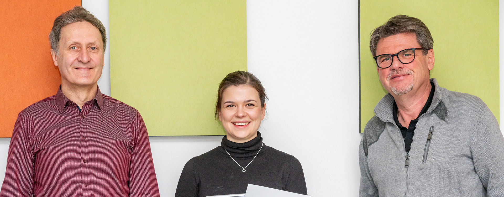 EI-Absolventin Lena Lisowski mit Betreuer und Unternehmensvertreter Boehringer Ingelheim