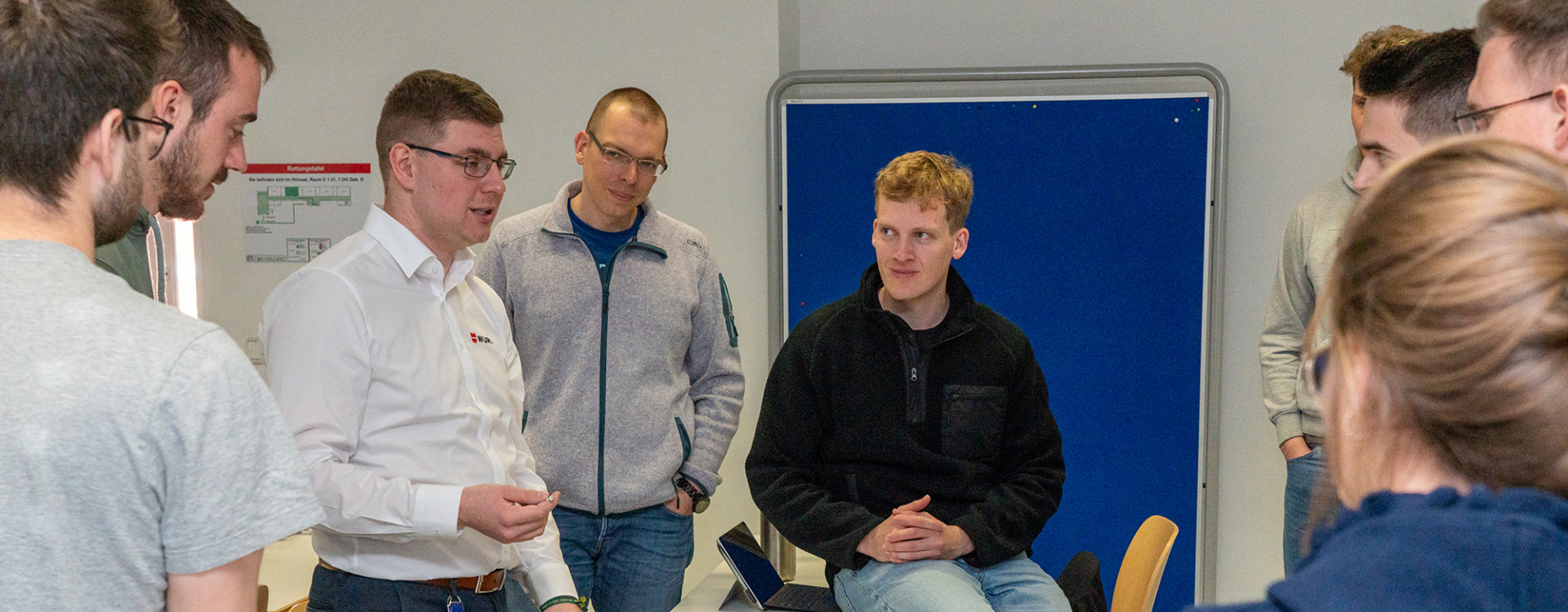 Würth-Vertreter mit Gruppe Studierender