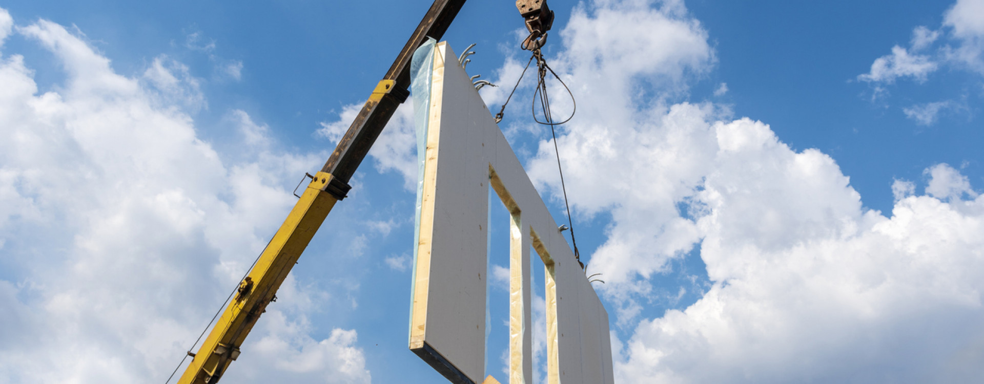 Kran, der Hauswand anhebt