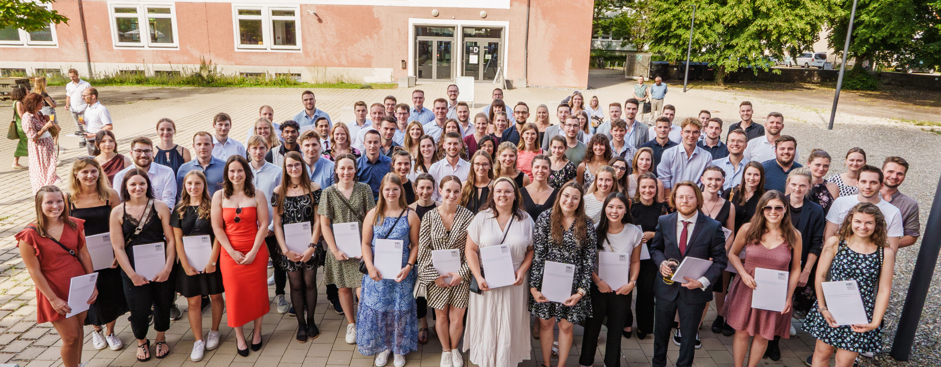 Großes Gruppenbild mit schick gekleideten Personen
