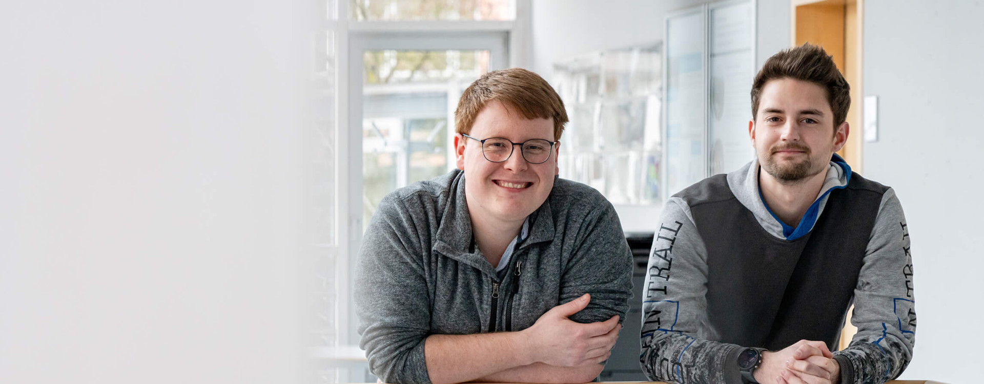 Die beiden Studierenden Julian Bott und Armin Bendel in den Räumlichkeiten des Studiengangs Energie-Ingenieurwesen