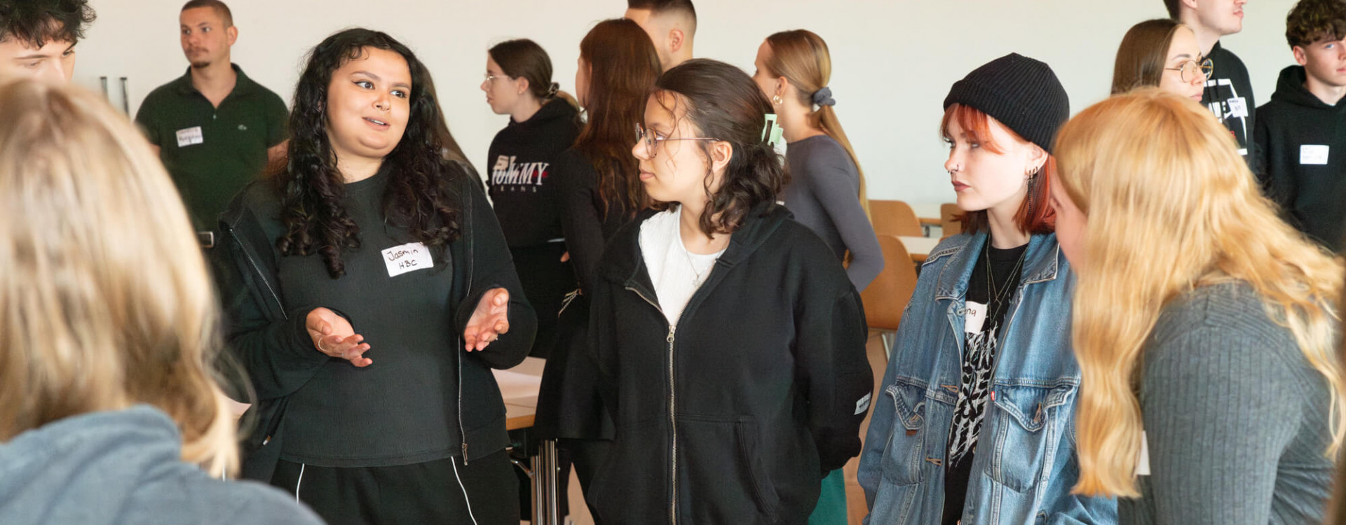 Schüler*innen diskutieren in der Gruppe zum Thema KI