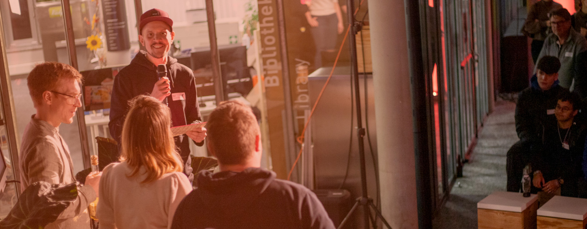 Menschen stehen und reden