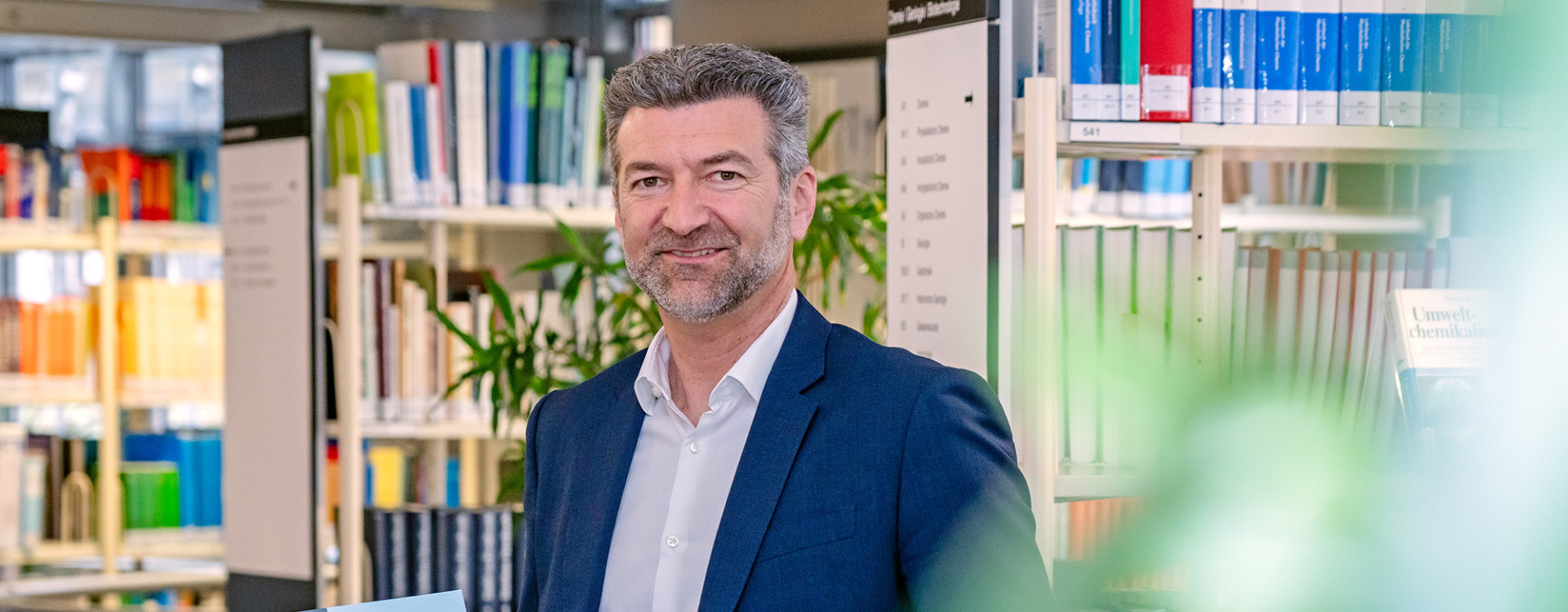 Prof. Marcus Kollmann präsentiert sein Werk "Praxisorientierte Unternehmensführung im Ingenieur- und Architekturbüro" in der Bibliothek der Hochschule