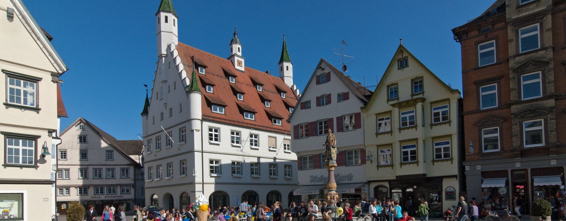 Marktplatz der Stadt Biberach im Sommer
