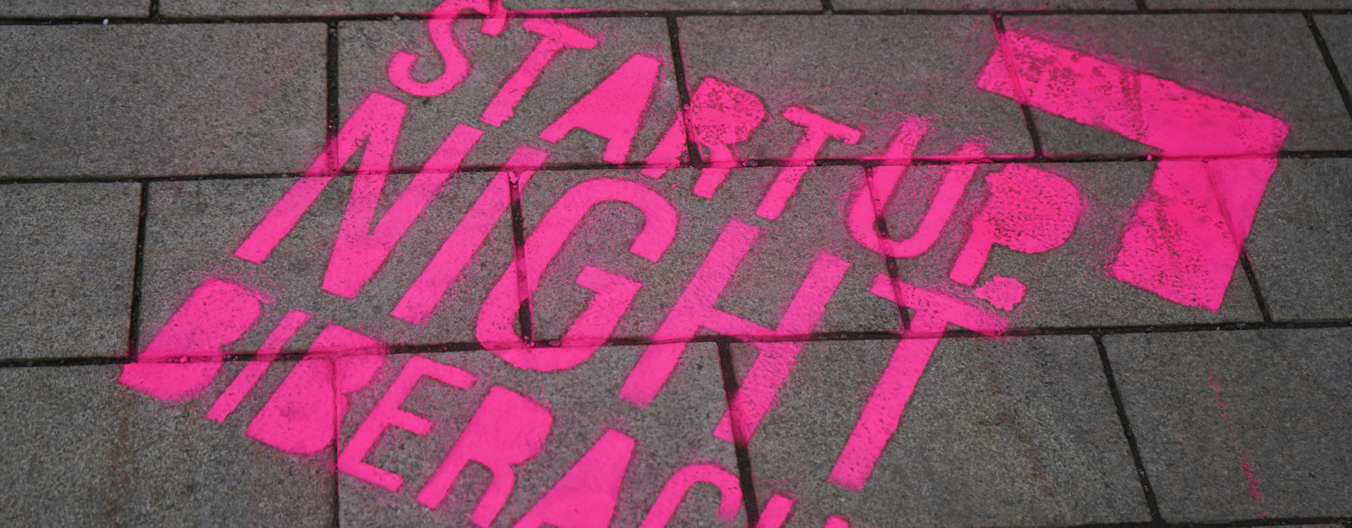 Schriftzug Startup Night Biberach in pink auf der Straße
