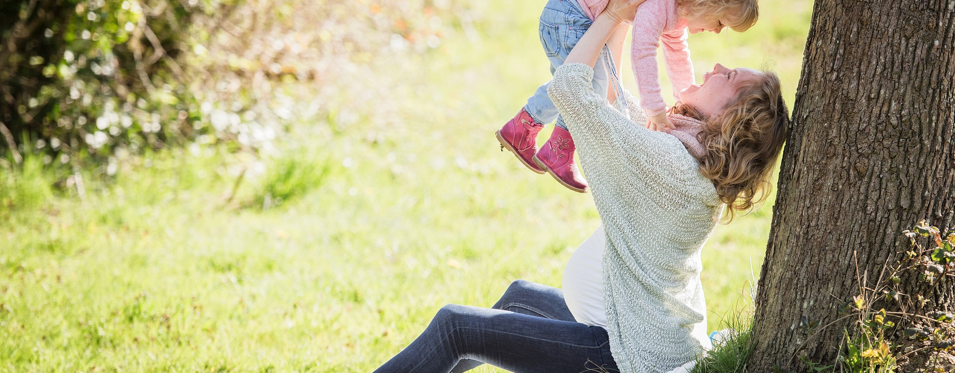 schwangere Frau mit Kind