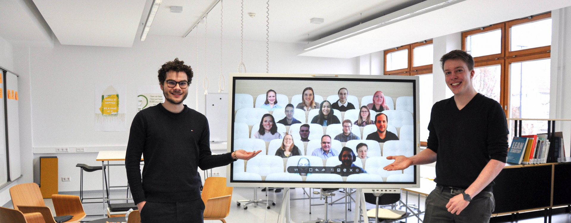 Zwei Studenten vor einem Whiteboard