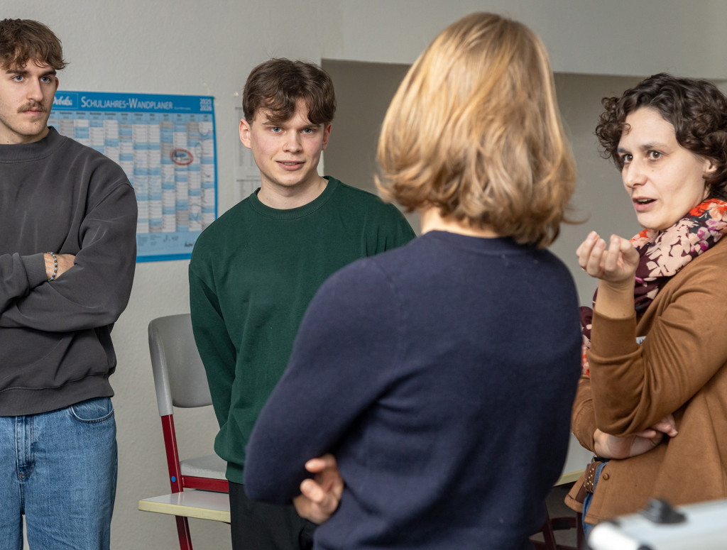 Schüler und Lehrerinnen diskutieren im KI-Barcamp