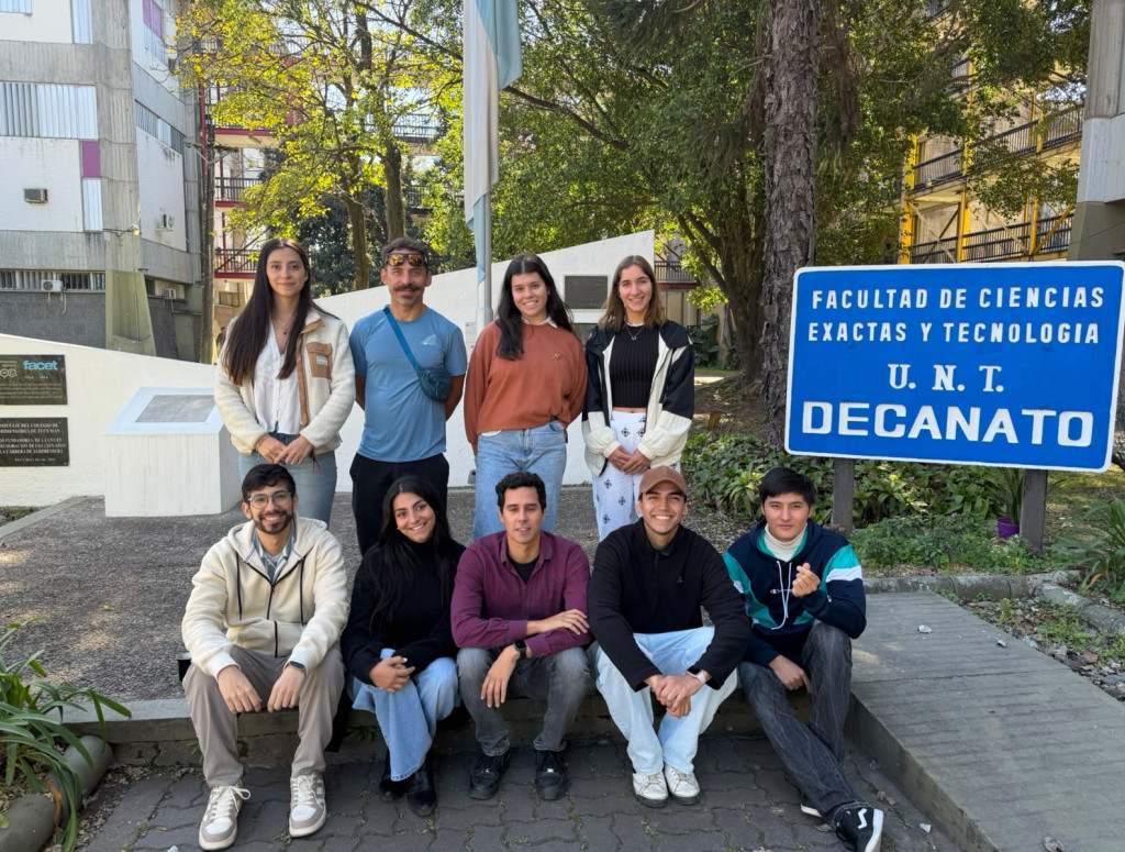 Studierende aus Deutschland und Argentinien in einem Vorlesungsraum