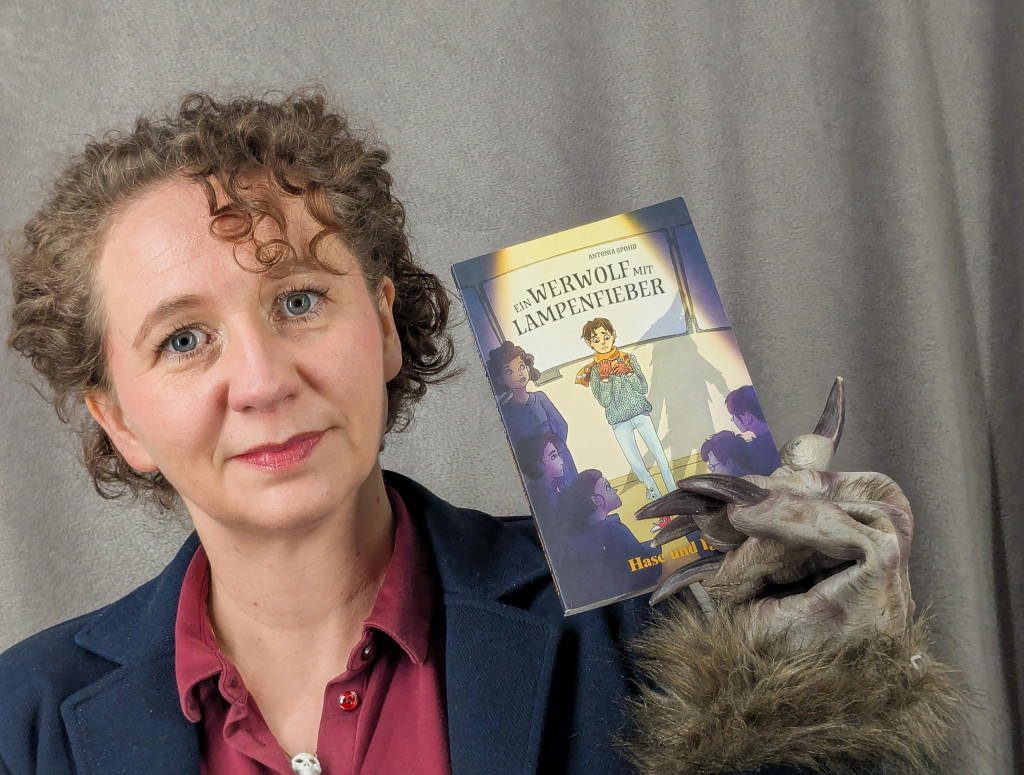 Frau hält Buch in die Kamera