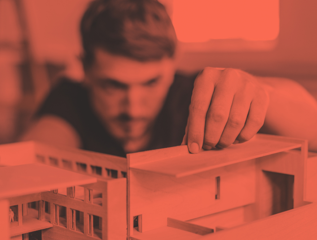 Student arbeitet an Modelhaus