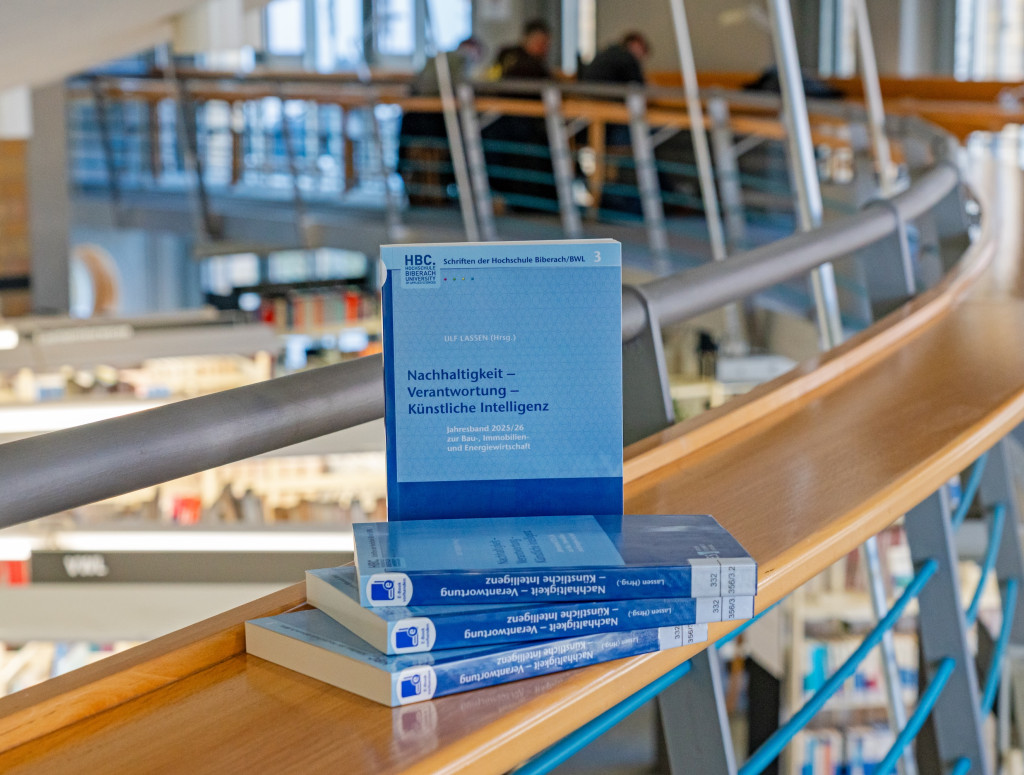 Buch mit blauem Umschlag