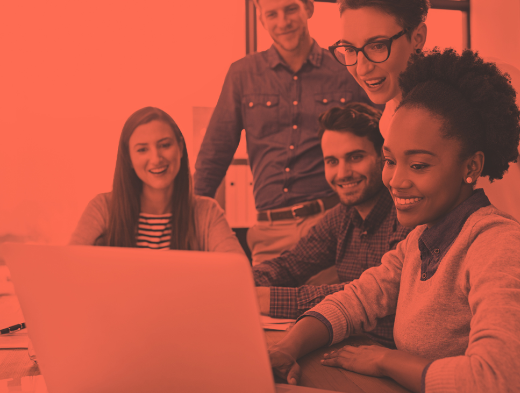 Personen arbeiten an Laptop