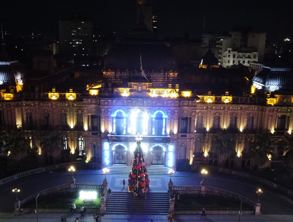 Drohnenaufnahme von großem Weihnachtsbaum in Argentinien