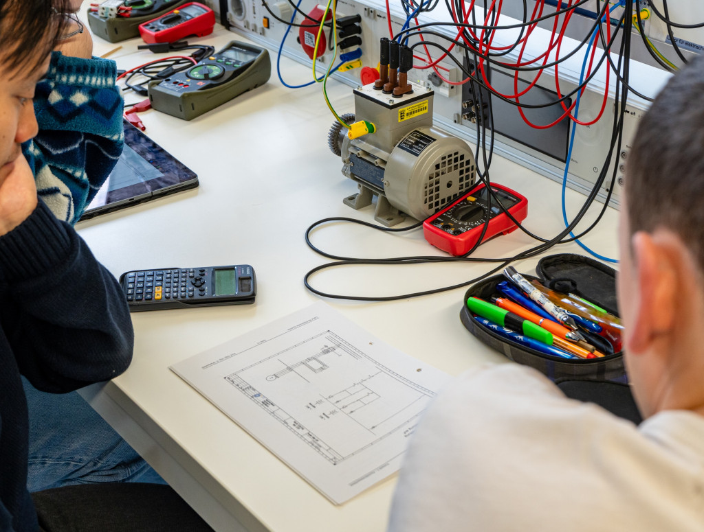 Zwei junge Männer sitzen an einem Tisch