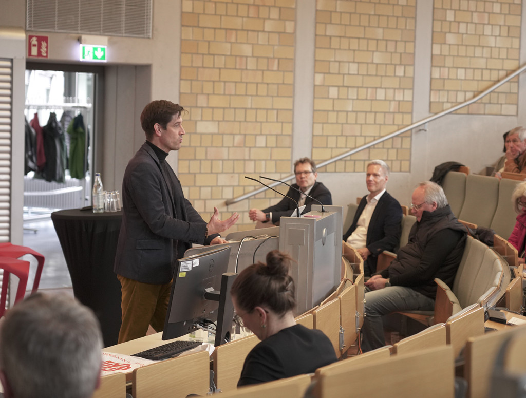 Ein Mann hält einen Vortrag