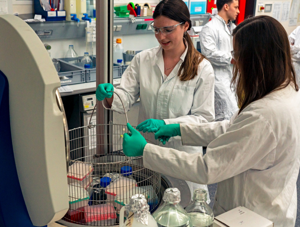 Zwei Frauen im Labor