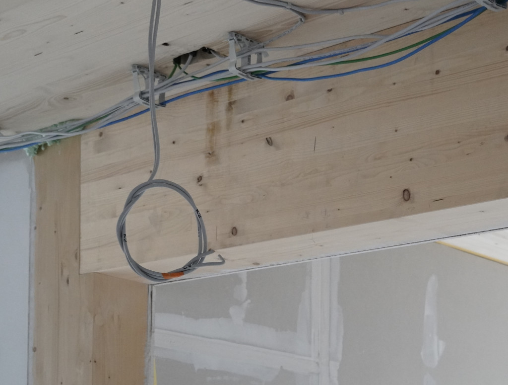 Kabel hängt von Holzdecke