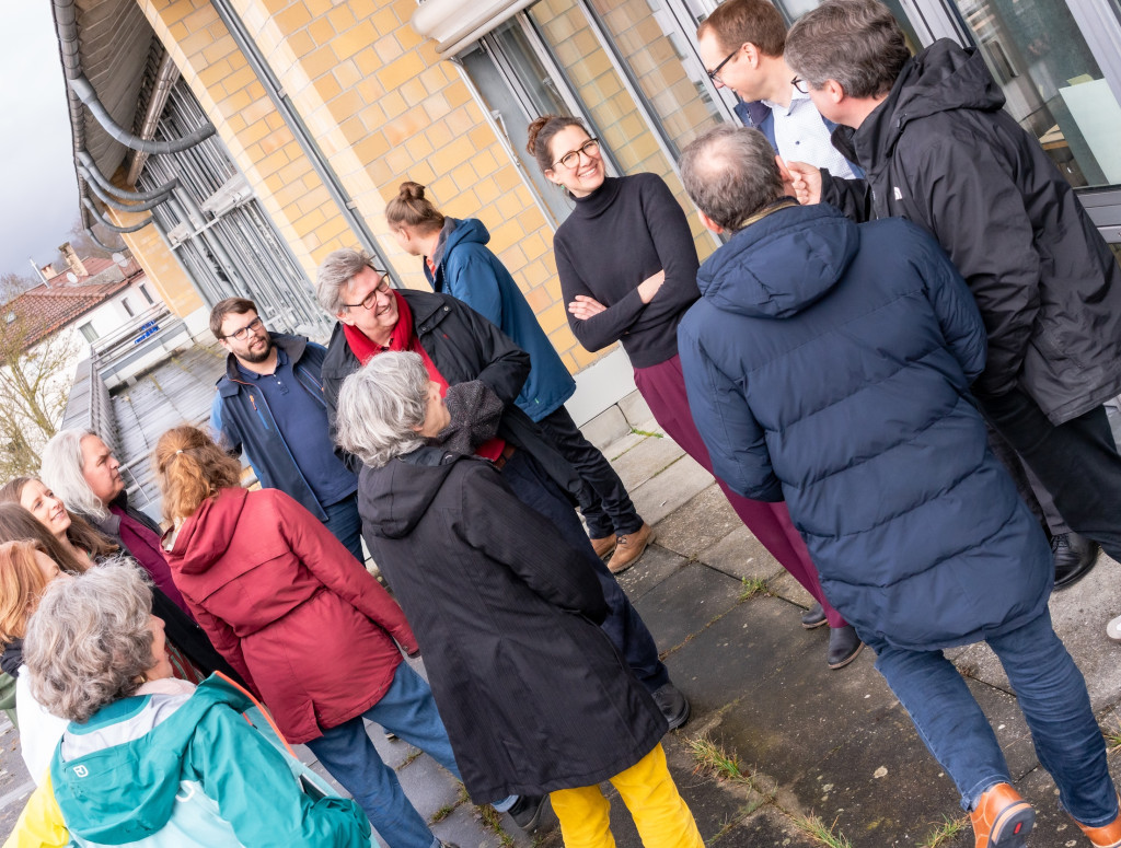 viele Personen bei einem Gruppenfoto