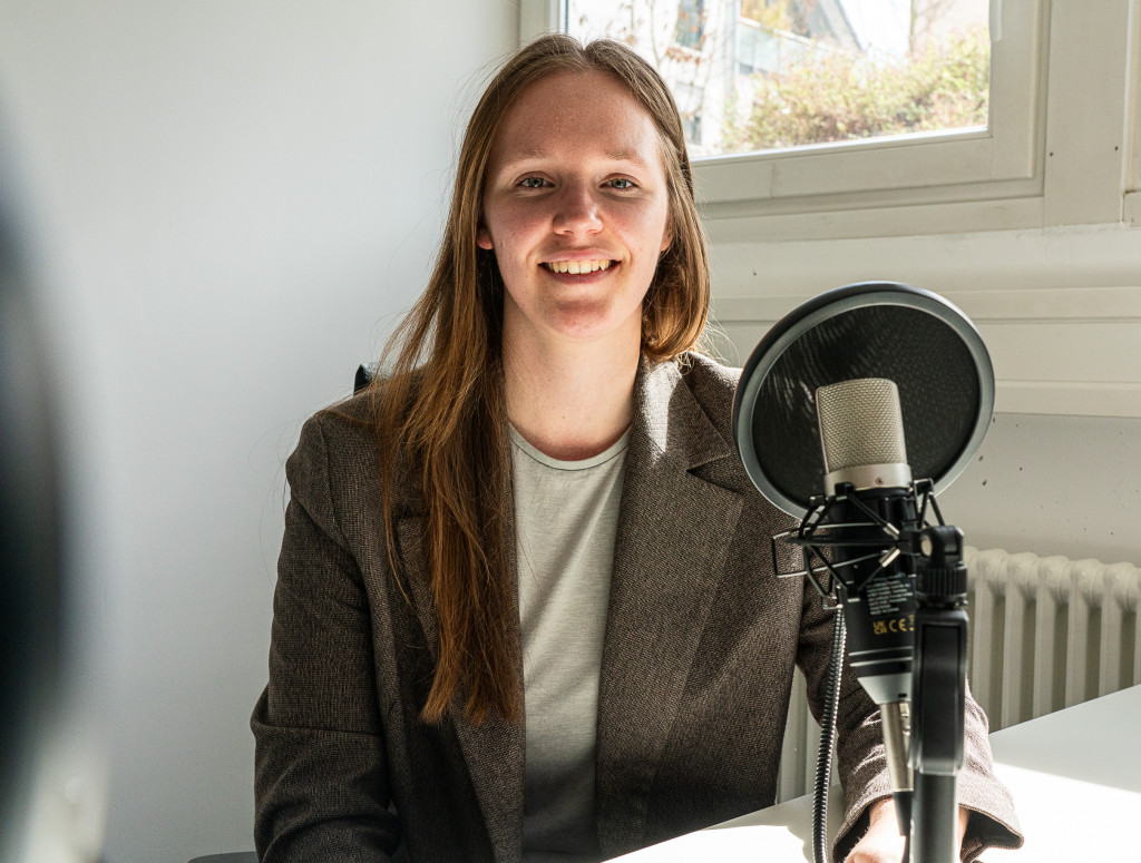 Frau im Porträt vor Mikrofon