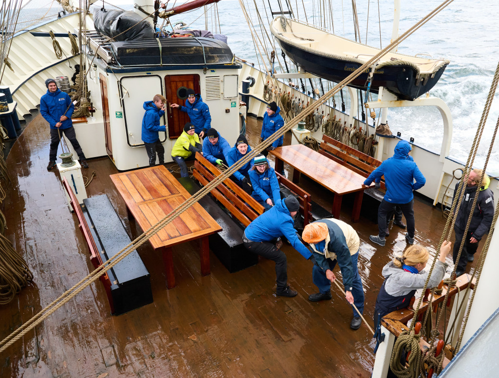 Menschen beim Segeln