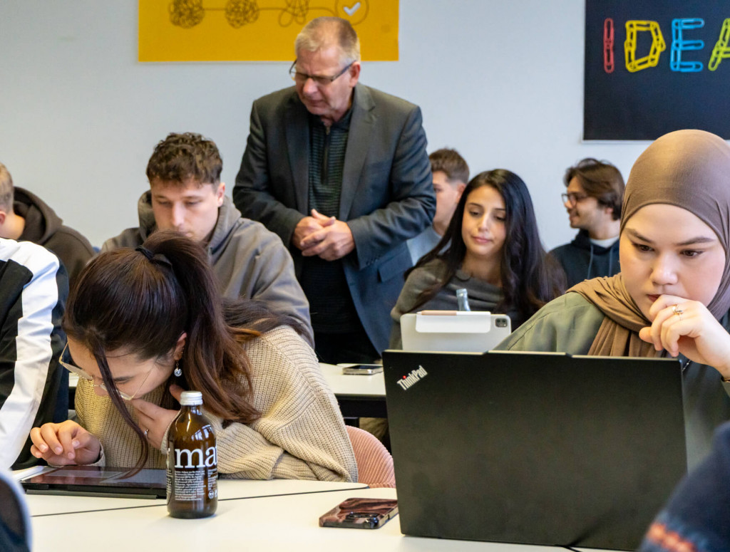 Studierende werden von Ihrem Professor in der Vorbereitung zum EEX-Zertifikat betreut