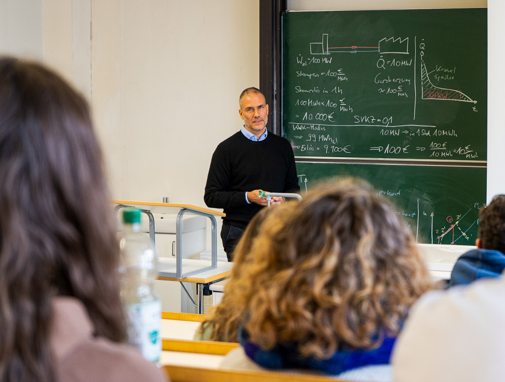 Lehrkraft vor Studierenden