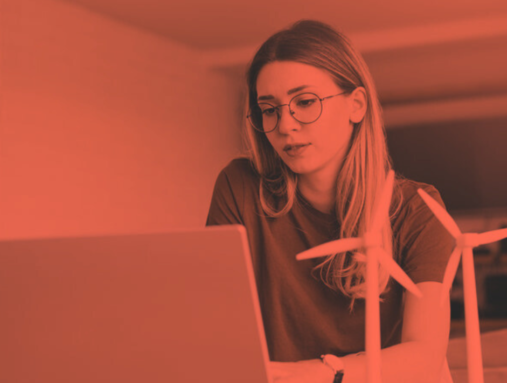 Frau an Laptop mit Modelwindrädern