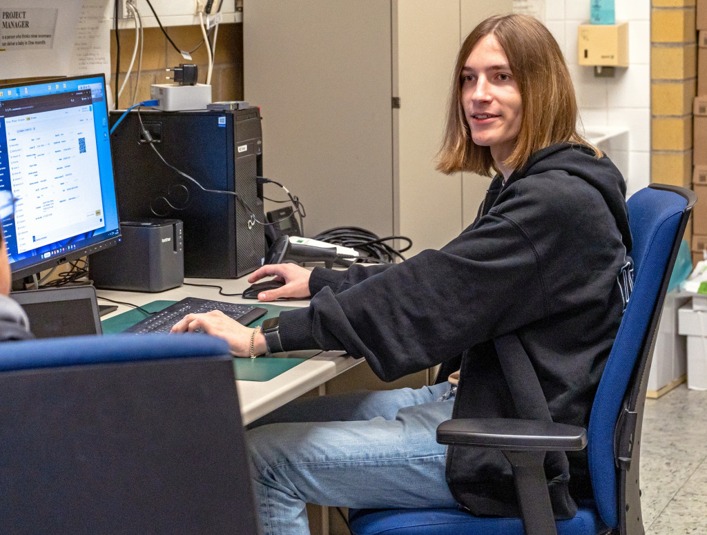 Ein junger Student sitzt vor einem Rechner