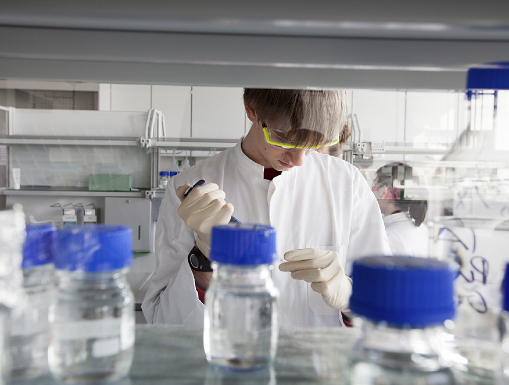 Studierender der Pharmazeutischen Biotechnologie im Labor