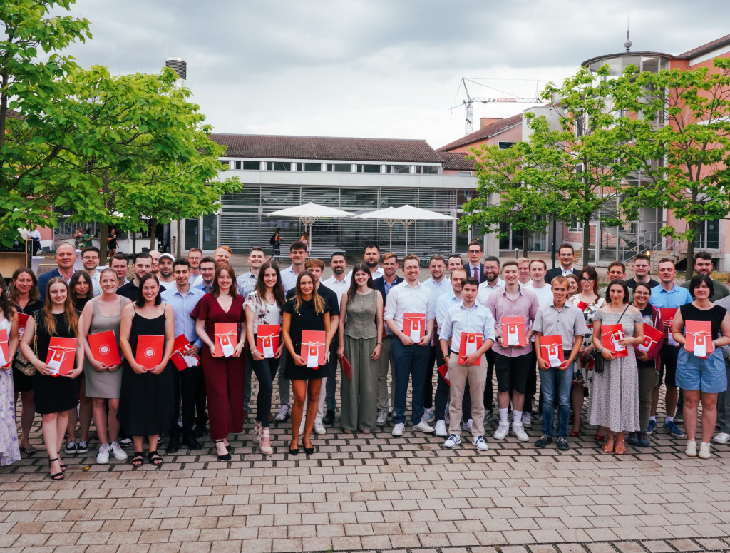 Viele Personen bei der Masterverabschiedung