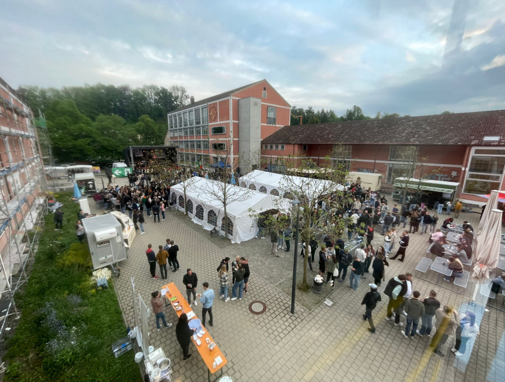 Bild von oben auf Open Air Feier am Campus der HBC