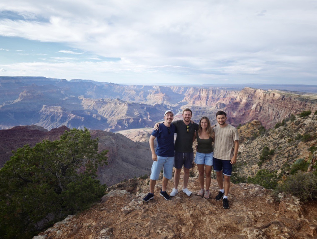 Vier Studierende stehen am Grand Canyon