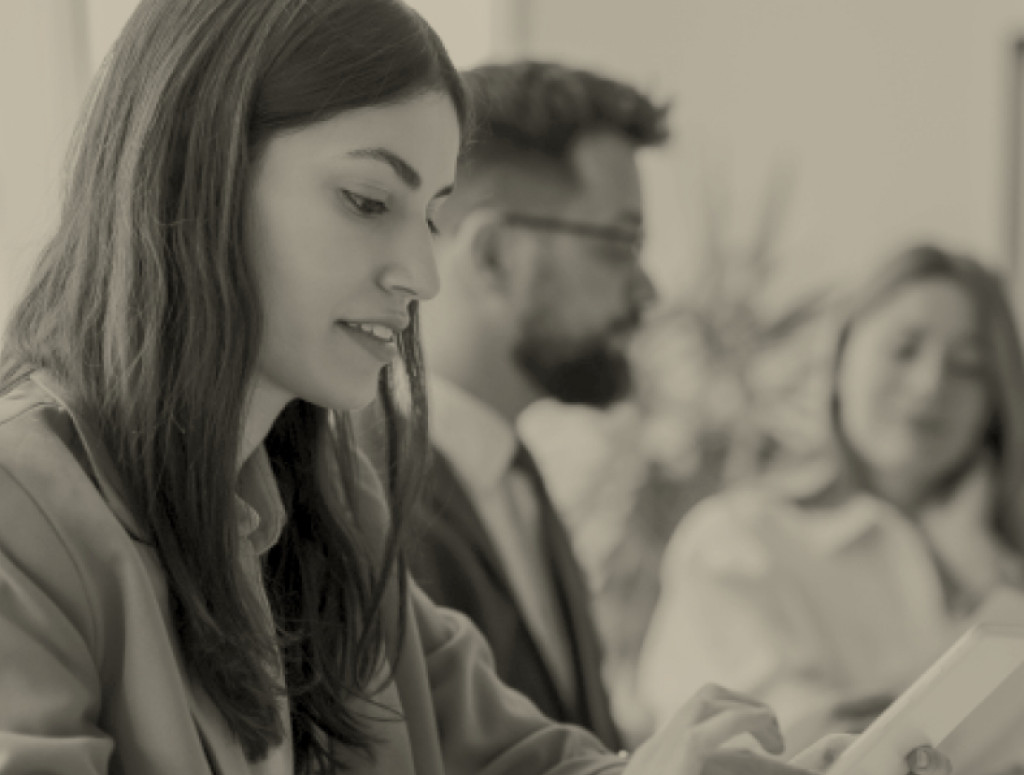 Eine Frau liest etwas