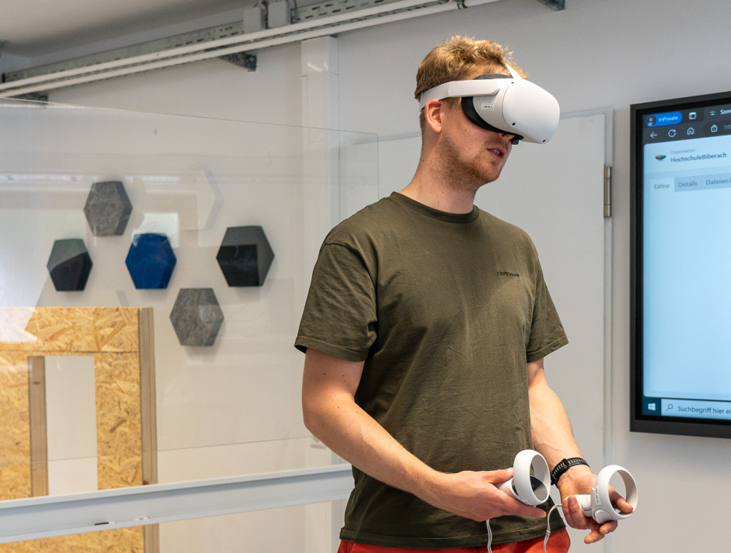 Mann hat weiße VR Brille auf