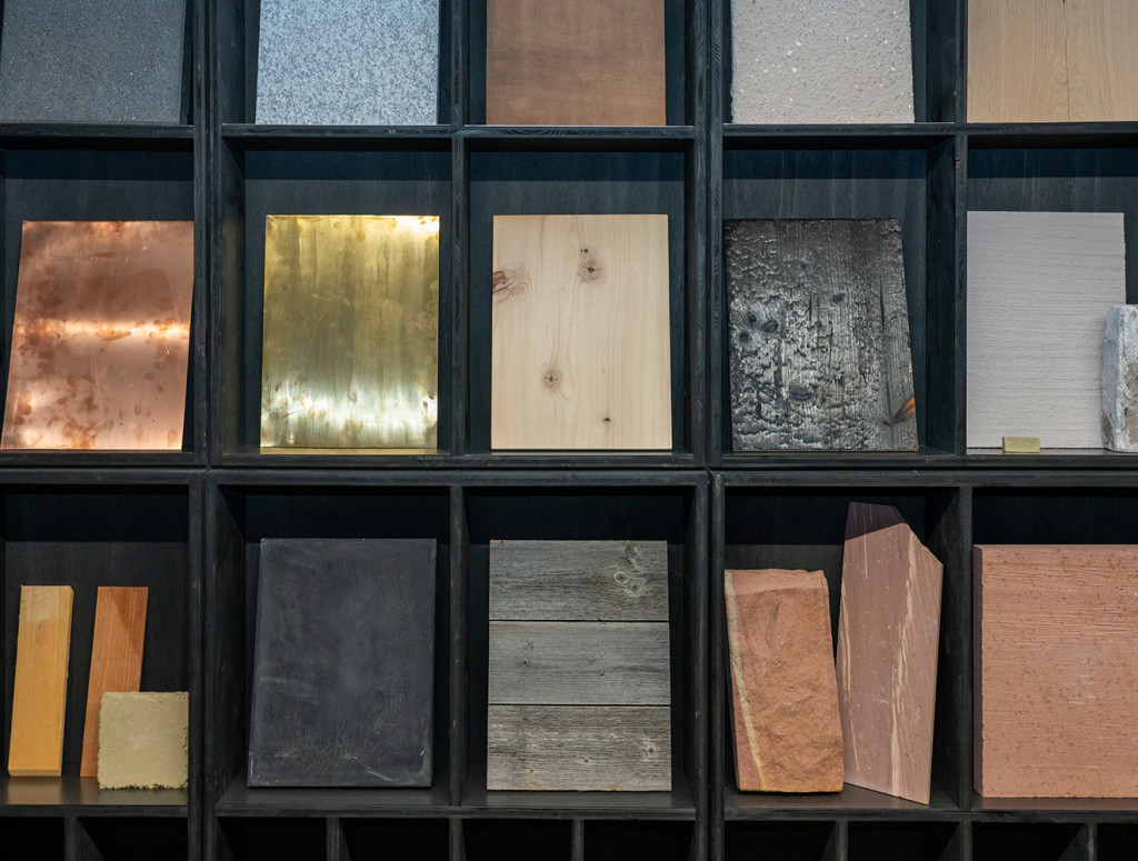 Schwarzes Regal mit verschiedenen Materialien