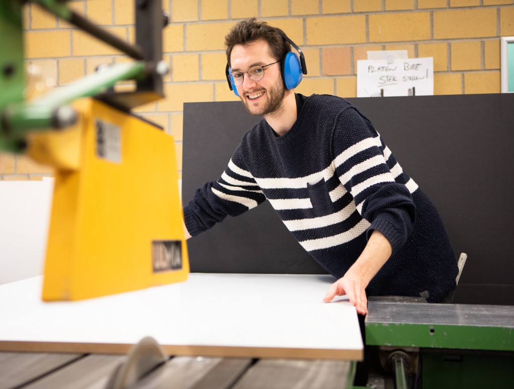 Student bei der Arbeit in der Modellbauwerkstatt