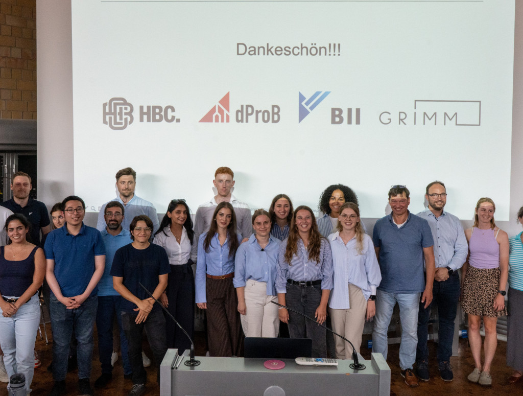 Große Gruppe vor einer Leinwand