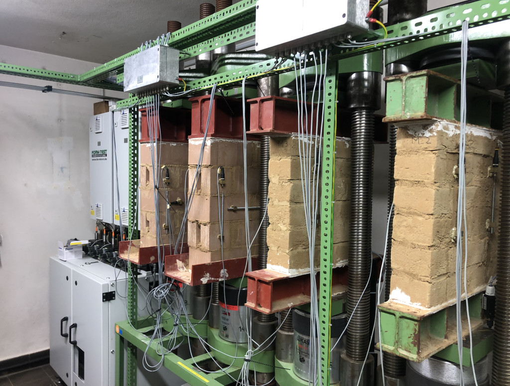 Rohstoffe aufgestapelt