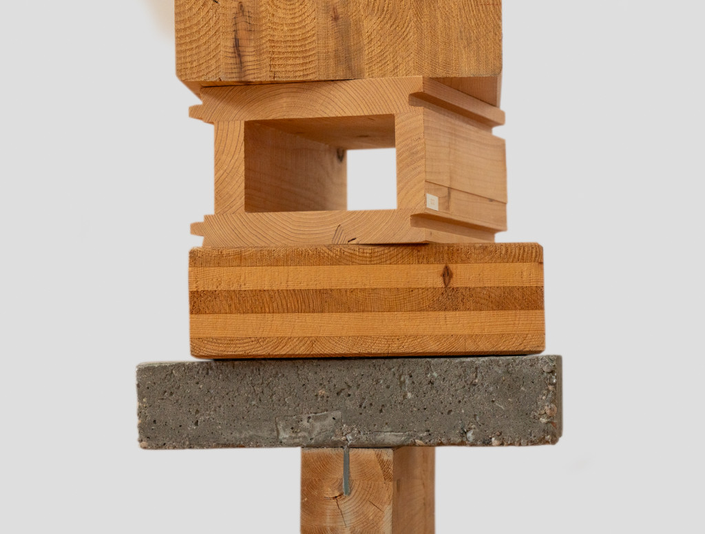 Ein Turm aus Holzstücken und Beton