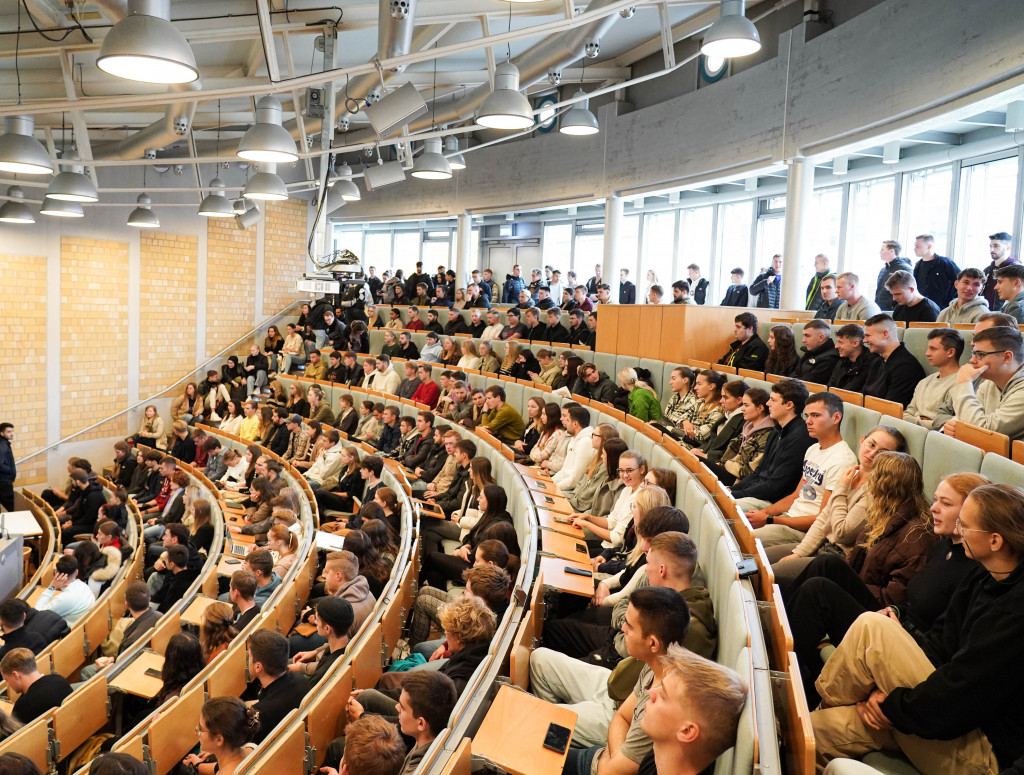 Voll besetzter Hochschul Hörsaal in Biberach